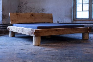 Ahşap çerçeveli mavi yatak, minimum.