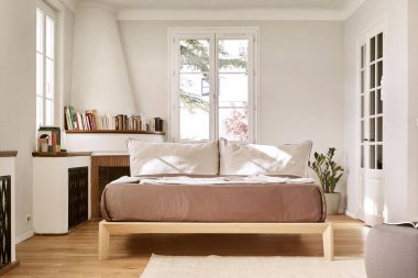 Minimum İskandinav tarzında modern lüks yatak odası.