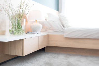 Minimum İskandinav tarzında modern lüks yatak odası.