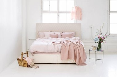 Minimum İskandinav tarzında modern lüks yatak odası.