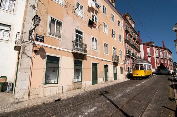 Żółty tramwaj w Lizbonie — Zdjęcie stockowe