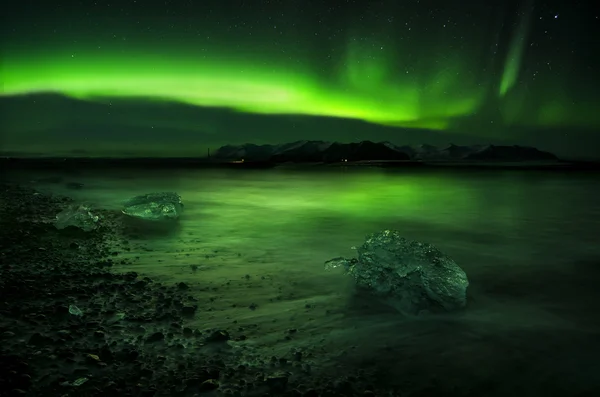 Aurora polaris powyżej wody — Zdjęcie stockowe