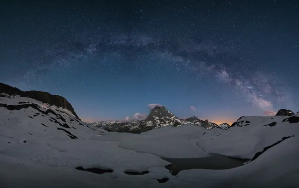 Milky way over the mountains — Stock Photo, Image