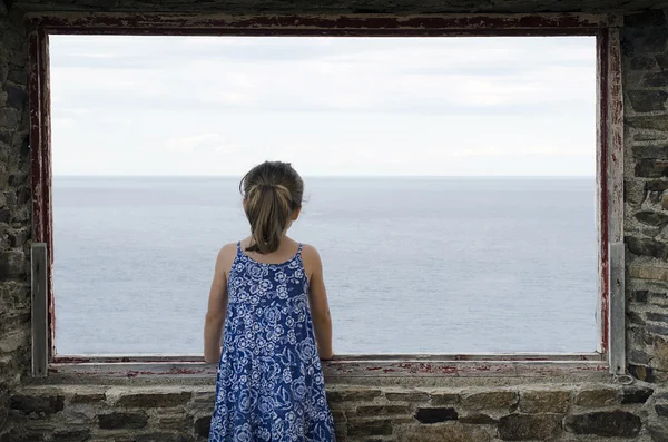 Petite fille solitaire regardant la mer — Photo