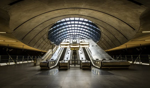 canary wharf metro istasyonu, Londra