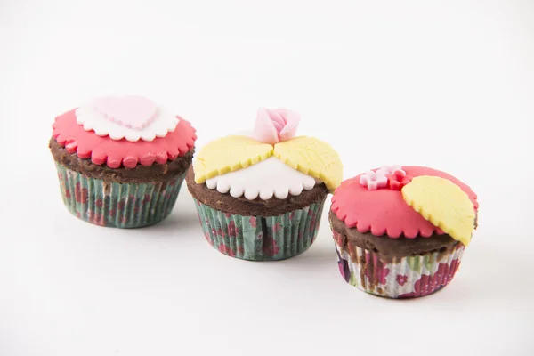 Tres cupcakes aislados sobre fondo blanco —  Fotos de Stock
