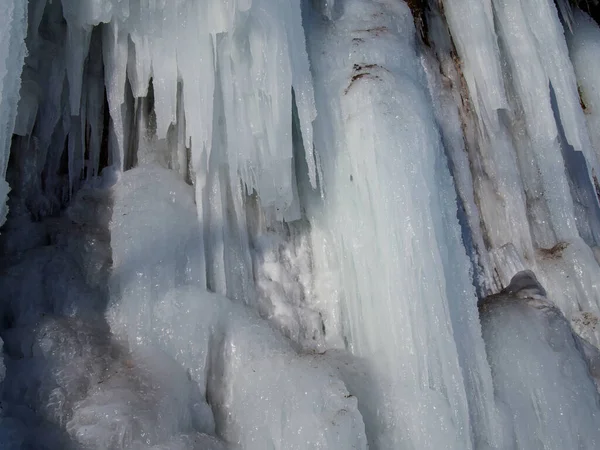 Close Atemberaubende Gefrorene Wasserfall Eiszapfen Felsigen Bergklippen Einem Wintertag — Stockfoto