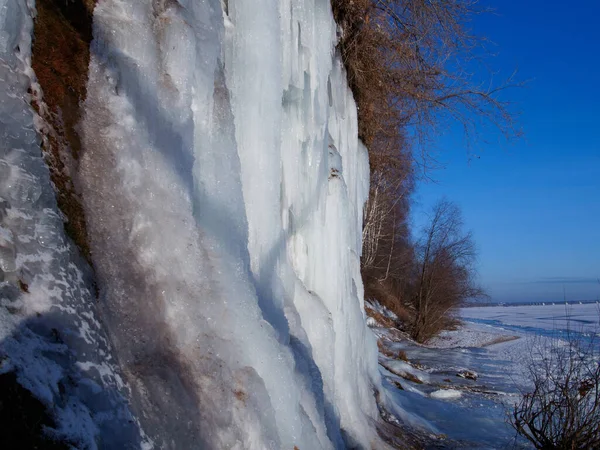 Fechar Impressionante Gelo Cascata Congelada Penhasco Montanha Rochosa Dia Inverno — Fotografia de Stock