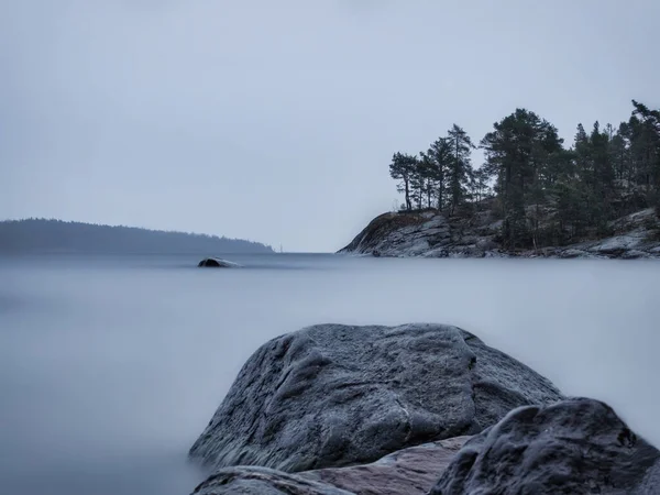 Lago Ladoga Una Giornata Nuvolosa Pietre Acqua Sono Come Nebbia — Foto Stock
