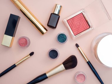 güzellik kozmetik kadın yüzü ve pembe bir arka plan üzerinde göz makyajı için kümesi.