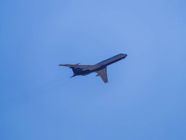 Rusya, St. Petersburg - 24 Haziran 2020: Rus Hava Kuvvetleri 'nin Rus askeri Tu-134 uçağı 2. Dünya Savaşı' nda Zafer Geçidi 'nde uçuyordu. fotoğraf