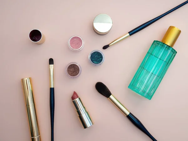 Set kosmetik kecantikan untuk wajah perempuan dan makeup mata pada latar belakang merah muda . — Stok Foto