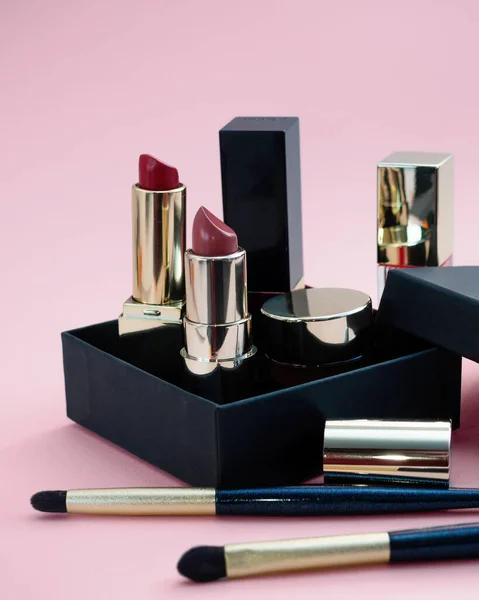 Set Kosmetik Untuk Wajah Perempuan Dan Makeup Mata Dalam Kotak — Stok Foto