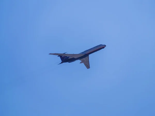 Rusya, St. Petersburg - 24 Haziran 2020: Rus Hava Kuvvetleri 'nin Rus askeri Tu-134 uçağı 2. Dünya Savaşı' nda Zafer Geçidi 'nde uçuyordu. fotoğraf