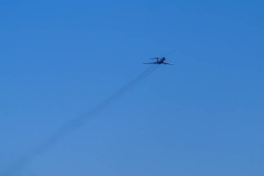 Rusya, St. Petersburg - 24 Haziran 2020: Rus Hava Kuvvetleri 'nin Rus askeri Tu-134 uçağı 2. Dünya Savaşı' nda Zafer Yürüyüşü 'nde havalandı..