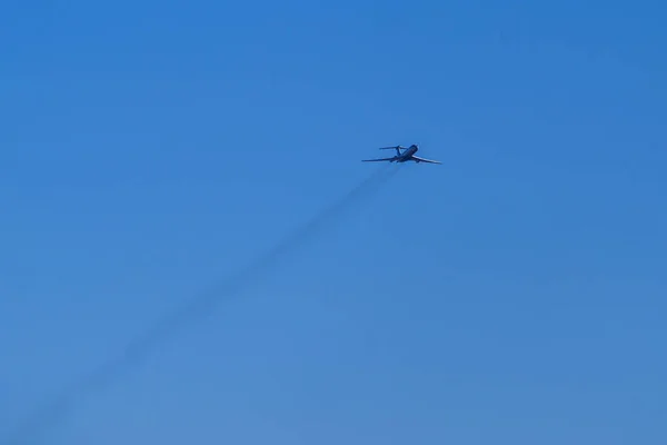 Rusya, St. Petersburg - 24 Haziran 2020: Rus Hava Kuvvetleri 'nin Rus askeri Tu-134 uçağı 2. Dünya Savaşı' nda Zafer Yürüyüşü 'nde havalandı..