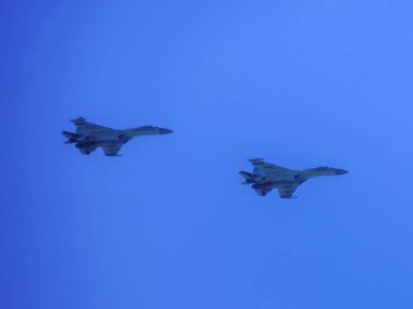 Rusya, St. Petersburg - 24 Haziran 2020: Rus Hava Kuvvetleri 'nin Rus askeri SU-35 uçağı 2. Dünya Savaşı' nda Zafer Geçidi 'nde havalandı. fotoğraf