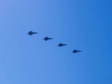 Rusya, St. Petersburg - 24 Haziran 2020: Rus Su-34 savaş uçağı, 2. Dünya Savaşı 'nda Zafer Günü' ne adanmış geçit töreninde gösteri uçuşunu gerçekleştirdi. fotoğraf