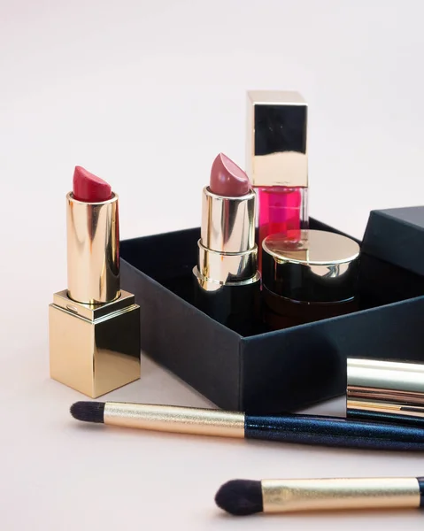 Set Kosmetik Untuk Wajah Perempuan Dan Makeup Mata Dalam Kotak — Stok Foto