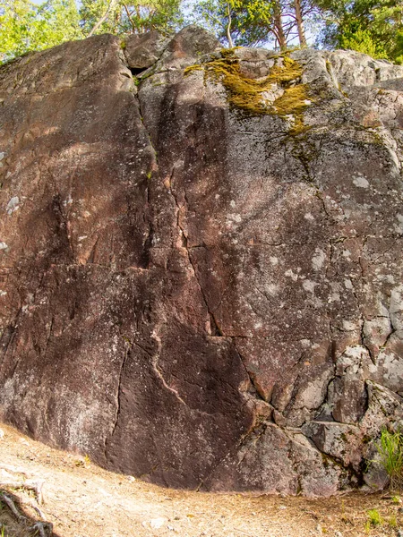 Roca Granito Con Grietas Cubiertas Musgo Bosque Foto —  Fotos de Stock