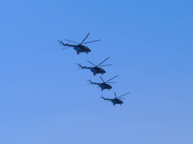 Rusya, St. Petersburg - 24 Haziran 2020: Rus Hava Kuvvetleri 'nden Mi-8 Rus askeri helikopteri 2. Dünya Savaşı' nda Zafer Yürüyüşü 'nde havalandı....