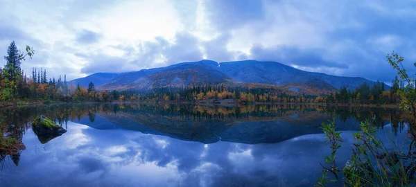 Reflection Mountains Clouds Calm Surface Lake Peaceful Landscape Khibiny Photo — Stock Photo, Image