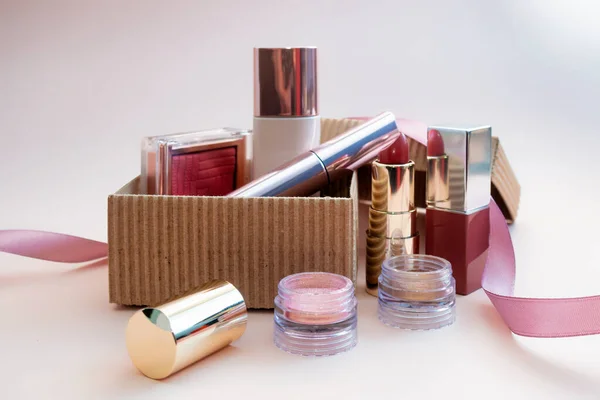 Satu Set Kosmetik Untuk Wajah Perempuan Dan Makeup Mata Kotak — Stok Foto