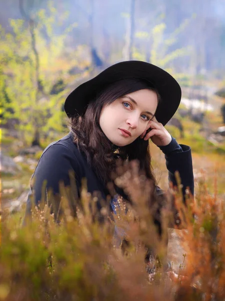 Πορτρέτο Ενός Νεαρού Κοριτσιού Στο Φθινοπωρινό Δάσος Κορίτσι Καπέλο Φόντο — Φωτογραφία Αρχείου