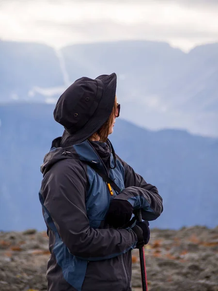 Une Femme Coiffée Chapeau Sur Une Pente Montagne Regarde Travers — Photo