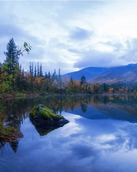 湖の穏やかな表面に山や雲の反射 穏やかな風景 キビニー — ストック写真