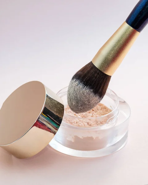 Sebuah Kuas Makeup Emas Dicelupkan Dalam Botol Kaca Dengan Bubuk — Stok Foto