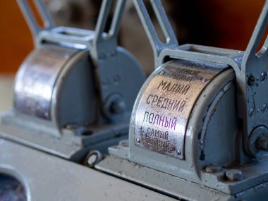 Aziz PETERSBURG, RUSSIA - 07 26 20: gemide hız kontrol cihazı. Buzkıran Krasin 'de hız kontrol telgrafı.