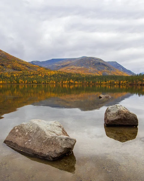 Sjön med turkost vatten i fjällen på hösten en mulen dag. vy ovanifrån — Stockfoto