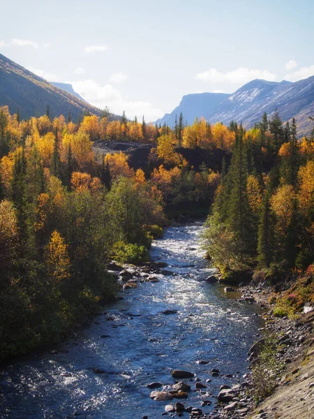 Floden i Khibiny bergen på hösten. Höstlandskap — Stockfoto
