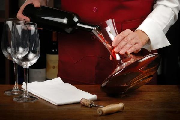 Sommelier derramando vinho tinto — Fotografia de Stock