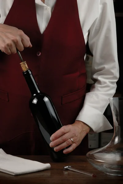 Sommelier opening a bottle — Stock Photo, Image