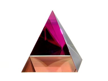 Beyaz arka plan üzerinde piramit