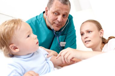 Doktor stetoskop ile bebek dinle.