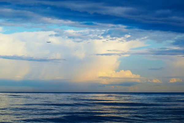 平面、海、雷雨 — ストック写真