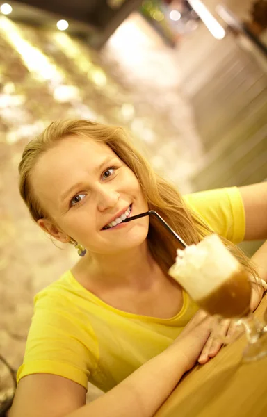 Menina no café — Fotografia de Stock