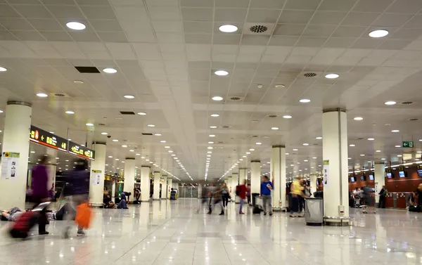 Aeropuerto ocupado por la mañana . — Foto de Stock