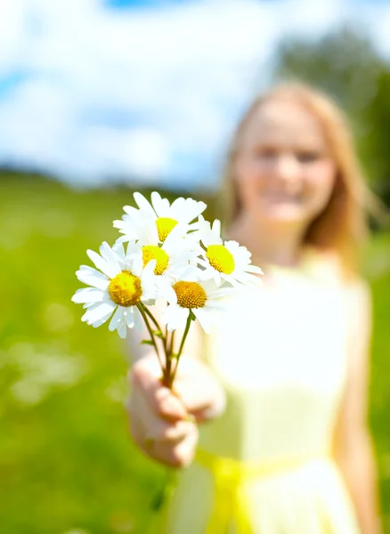 Girl with bunch of camomiles. — Stock Photo, Image