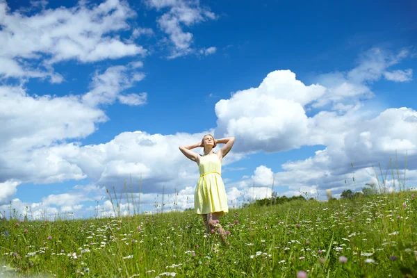 Young woman in the field. — Stock Photo, Image