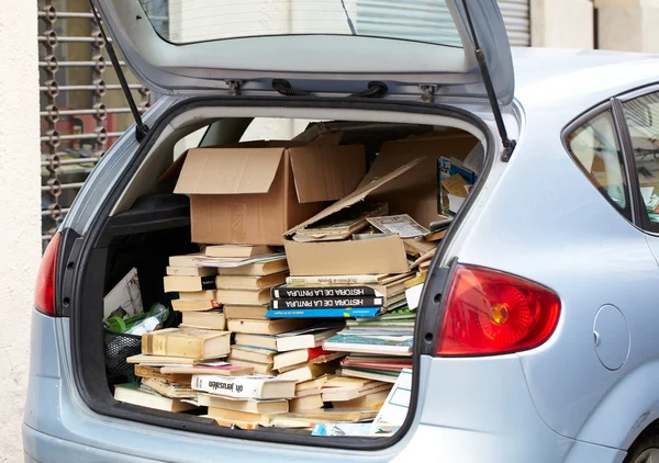 Books in the car boot. — Stock Photo, Image