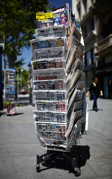 Um poste de jornal em uma rua — Fotografia de Stock