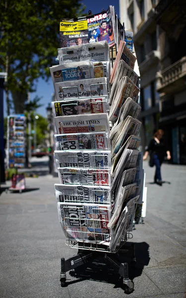 Μια εφημερίδα πόλο σε έναν δρόμο — Φωτογραφία Αρχείου