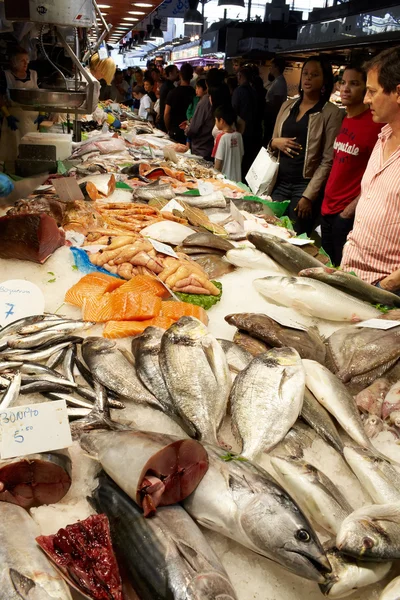 Clientes de pescado en el mercado . —  Fotos de Stock