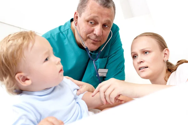 Doctor listen the baby with stethoscope. — Stock Photo, Image