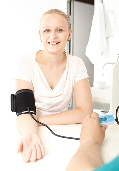 Girl is checking her blood pressure pressure. — Stock Photo, Image