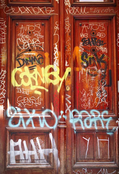 Porte avec graffiti — Photo